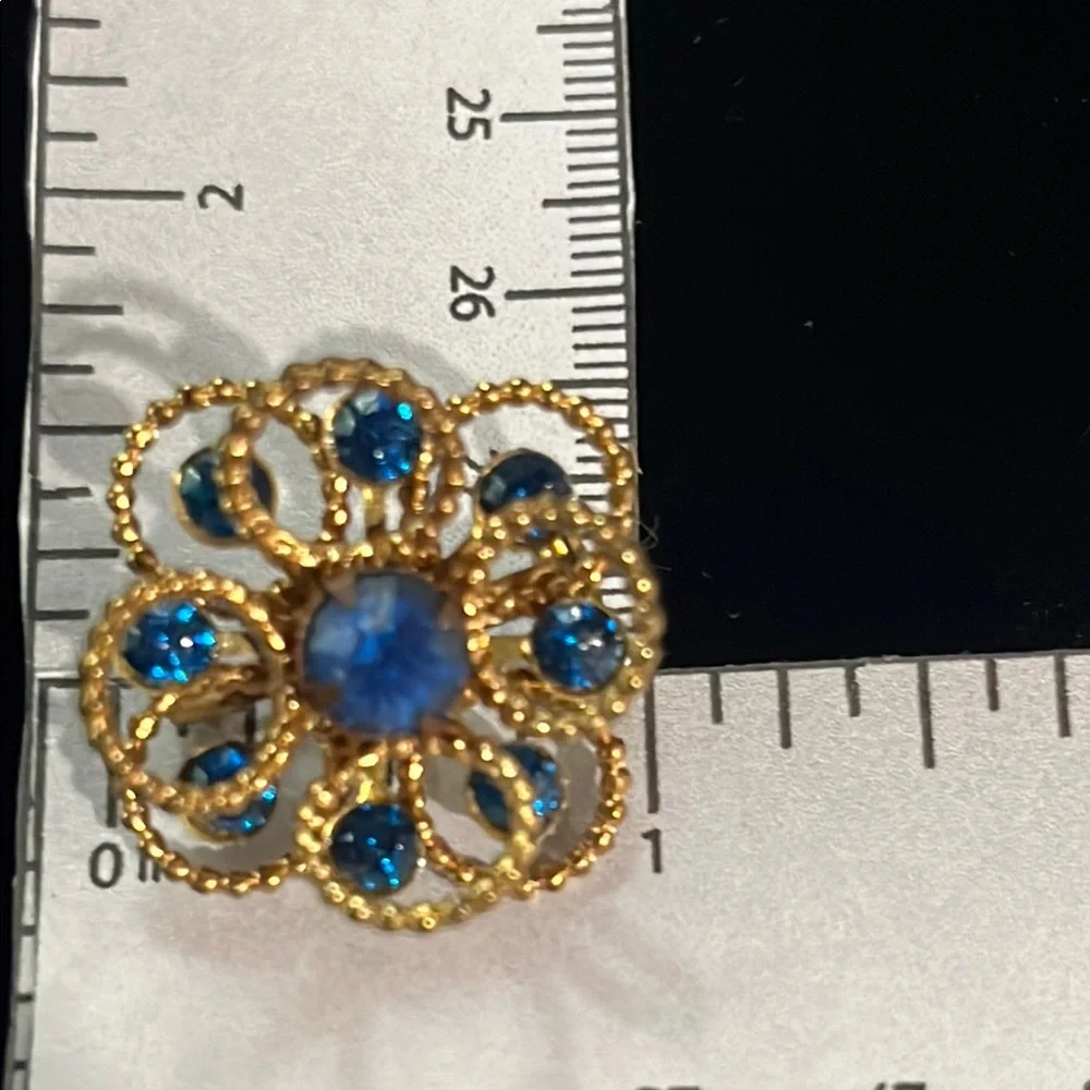 Elegant Gold and Blue Gem Brooch - Picture 3 of 4